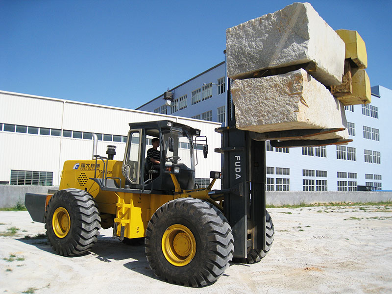 大型越野叉车（四轮驱动叉车）价格 — MK手机官方网站入口