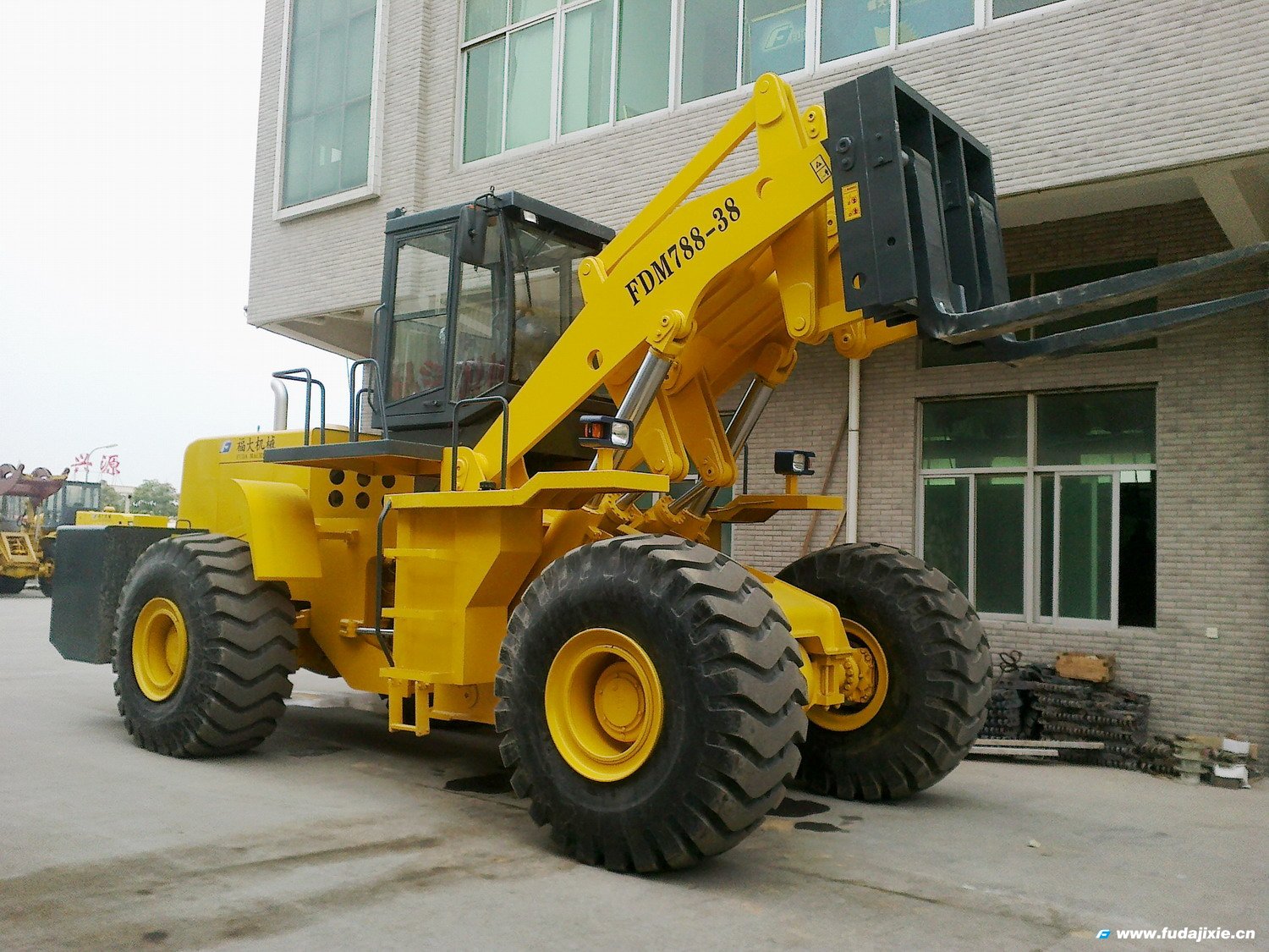 MK手机官方网站入口38吨叉装车FDM788-38